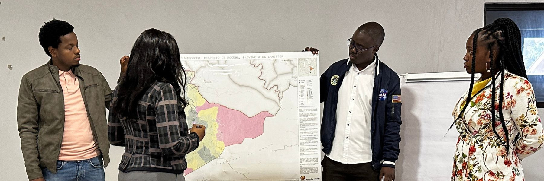 As part of Mozambique's Reach Every District/Reach Every Community Initiative (RED/REC), program managers and health officials convened in the Ovuwa Lodge of the Mocuba District in July 2023 to map and validate health infrastructure, supported by GRID3. Image Credit: Albert Nicolau.